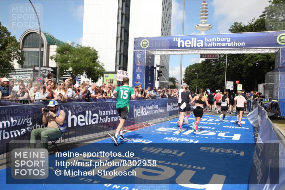 29.06.2025 - hella hamburg halbmarathon Michael Strokosch http://msf.ph/oto/8302958 29.06.2025 11:33:19 Ziel 1987, 3420, 4844, 7454, 8676, 9653, 9654, 9803, 10919, 11205, 11300, 11888, 14936, 15793, 18536, 18644 meine-sportfotos.de