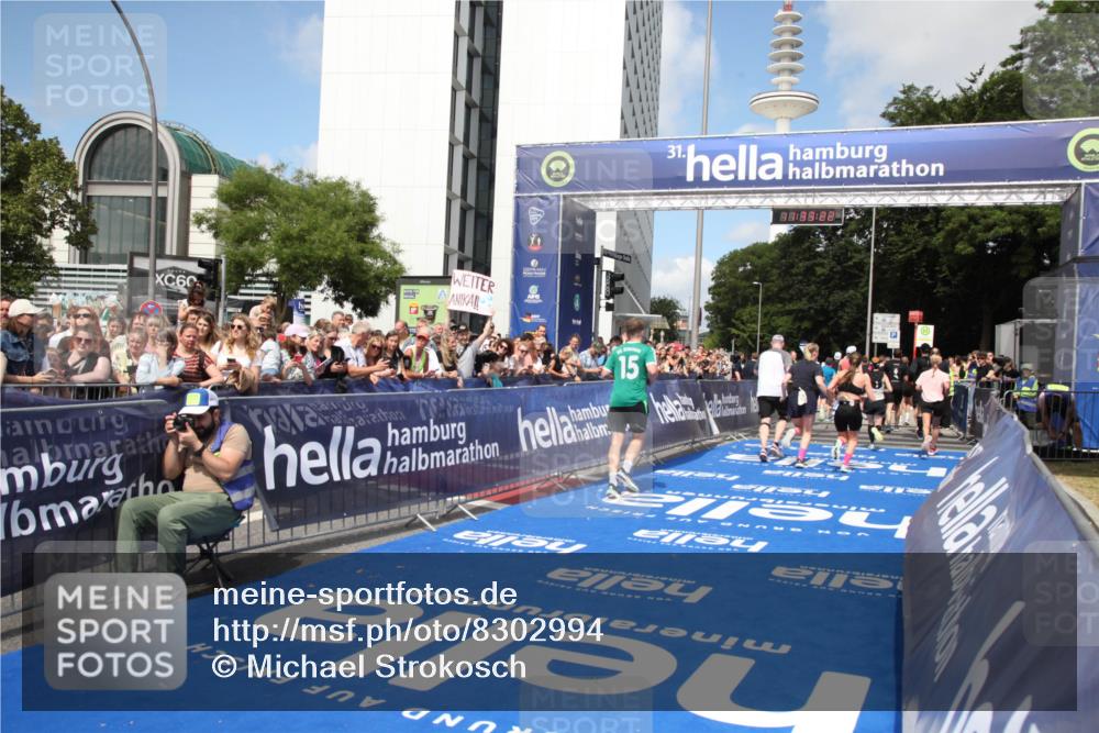 29.06.2025 - hella hamburg halbmarathon Michael Strokosch http://msf.ph/oto/8302994 29.06.2025 11:33:20 Ziel 1304, 3420, 4844, 7454, 8676, 9653, 9654, 10919, 11300, 14936, 15612, 15793, 18536 meine-sportfotos.de
