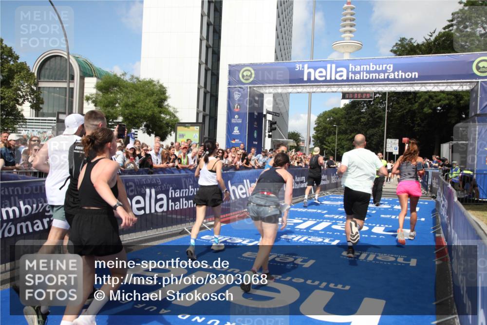 29.06.2025 - hella hamburg halbmarathon Michael Strokosch http://msf.ph/oto/8303068 29.06.2025 11:33:27 Ziel 1304, 3099, 3113, 5661, 6574, 7027, 11187, 14854, 14855, 14936, 15612, 15793, 16391, 16919, 17958 meine-sportfotos.de