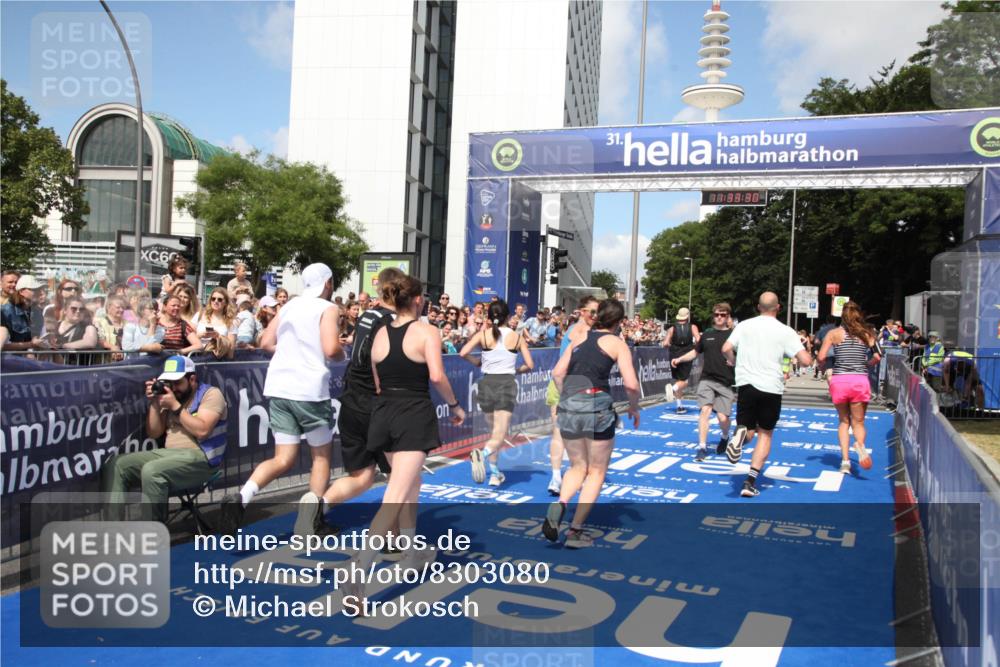 29.06.2025 - hella hamburg halbmarathon Michael Strokosch http://msf.ph/oto/8303080 29.06.2025 11:33:28 Ziel 1304, 3099, 3113, 5661, 6574, 7027, 11187, 13284, 14000, 14854, 14855, 14936, 15612, 15793, 16391, 16919, 17958 meine-sportfotos.de