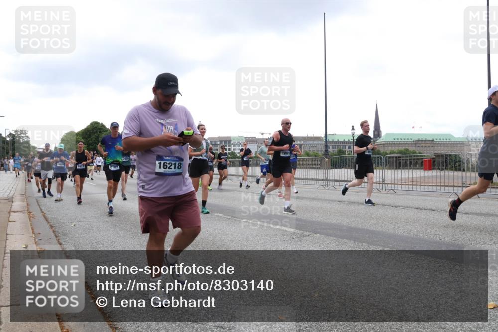 29.06.2025 - hella hamburg halbmarathon Lena Gebhardt http://msf.ph/oto/8303140 29.06.2025 10:46:56 Lombardsbrücke 1073, 1185, 1286, 1363, 1371, 1375, 1593, 1607, 1720, 1837, 1961, 1999, 2162, 2211, 2320, 2327, 2537, 2555, 2556, 2665, 2697, 2981, 3277, 3406, 3407, 3469, 3734, 3823, 4202, 4239, 4296, 4342, 4355, 4483, 4604, 5111, 5114, 5700, 5796, 5953, 6124, 6161, 6485, 6496, 6740, 7073, 7303, 7412, 7430, 7431, 7767, 7827, 8131, 8477, 8486, 8551, 8553, 8684, 8706, 8967, 9691, 10230, 13969, 14261, 15852, 16882, 16987 meine-sportfotos.de
