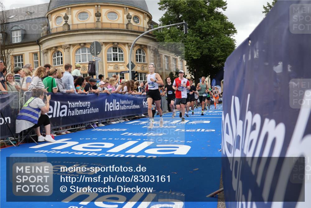 29.06.2025 - hella hamburg halbmarathon Strokosch-Dieckow http://msf.ph/oto/8303161 29.06.2025 10:54:18 Ziel 1267, 1442, 3103, 3177, 3426, 3861, 3898, 4635, 6082, 6084, 6443, 6511, 6512, 7274, 8223, 8772, 11009, 11430, 12213, 12321, 12362, 13033, 13289, 13803, 15169, 15946, 16327, 16527, 16574, 16750, 16780, 16879, 17087, 17698, 18268, 19067 meine-sportfotos.de