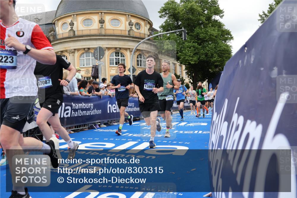 29.06.2025 - hella hamburg halbmarathon Strokosch-Dieckow http://msf.ph/oto/8303315 29.06.2025 10:54:20 Ziel 1267, 1442, 3103, 3177, 3426, 3861, 4635, 4868, 6082, 6084, 6511, 6512, 7129, 7274, 8223, 8772, 11009, 11430, 12321, 12362, 13033, 13289, 13803, 15946, 16327, 16527, 16574, 16750, 16879, 17087, 17698, 18268, 19067 meine-sportfotos.de