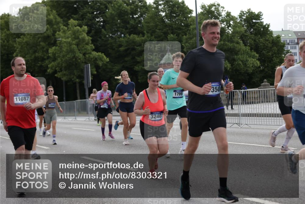 29.06.2025 - hella hamburg halbmarathon Jannik Wohlers http://msf.ph/oto/8303321 29.06.2025 10:37:27 Lombardsbrücke 1475, 1578, 1799, 1985, 2199, 2853, 3230, 3246, 3880, 5139, 5522, 5875, 6243, 6362, 6697, 7244, 7321, 7350, 7696, 8985, 9247, 9288, 9895, 10025, 10159, 10836, 11087, 11164, 11421, 11456, 11457, 11479, 11543, 11882, 12242, 12254, 13650, 14018, 15002, 15418, 15511, 16211, 16360, 17389, 17793, 17798, 18317, 18319, 18572 meine-sportfotos.de