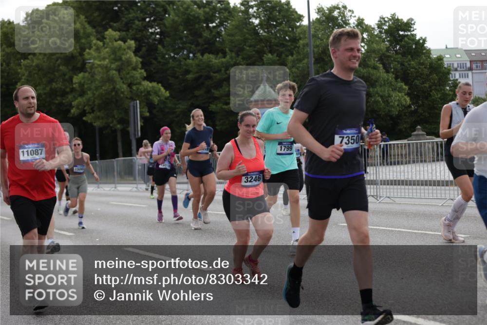 29.06.2025 - hella hamburg halbmarathon Jannik Wohlers http://msf.ph/oto/8303342 29.06.2025 10:37:27 Lombardsbrücke 1475, 1578, 1799, 1985, 2199, 2853, 3230, 3246, 3880, 5139, 5522, 5875, 6243, 6362, 6697, 7244, 7321, 7350, 7696, 8985, 9247, 9288, 9895, 10025, 10159, 10836, 11087, 11164, 11421, 11456, 11457, 11479, 11543, 11882, 12242, 12254, 13650, 14018, 15002, 15418, 15511, 16211, 16360, 17389, 17793, 17798, 18317, 18319, 18572 meine-sportfotos.de