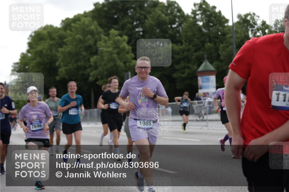 29.06.2025 - hella hamburg halbmarathon Jannik Wohlers http://msf.ph/oto/8303696 29.06.2025 10:37:29 Lombardsbrücke 1475, 1578, 1799, 1985, 2853, 3230, 3246, 3880, 5139, 5522, 6243, 6362, 6697, 7244, 7321, 7350, 7696, 8198, 8199, 8985, 9247, 9288, 9895, 10025, 10159, 10836, 11087, 11152, 11164, 11421, 11456, 11457, 11479, 11543, 11882, 12242, 12254, 12997, 13650, 14018, 15002, 15329, 15418, 15511, 15762, 16211, 16220, 16360, 17389, 17793, 18317, 18319, 18572, 18937 meine-sportfotos.de