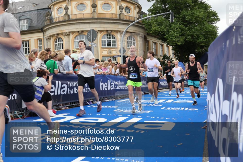 29.06.2025 - hella hamburg halbmarathon Strokosch-Dieckow http://msf.ph/oto/8303777 29.06.2025 10:54:24 Ziel 1267, 1442, 3426, 3794, 4635, 4868, 6511, 6512, 7129, 8772, 8798, 11009, 11430, 11797, 11799, 12321, 12362, 12607, 13289, 13803, 15146, 15946, 16327, 16574, 16750, 16879, 17698, 18268, 19067 meine-sportfotos.de
