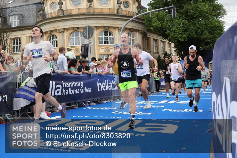 29.06.2025 - hella hamburg halbmarathon Strokosch-Dieckow http://msf.ph/oto/8303820 29.06.2025 10:54:25 Ziel 1267, 1442, 2474, 3426, 3794, 4635, 4868, 6511, 6512, 7129, 8772, 8798, 11009, 11797, 11799, 12321, 12362, 12607, 13289, 15146, 15946, 16327, 16574, 16750, 16879, 17698, 18268, 19067 meine-sportfotos.de