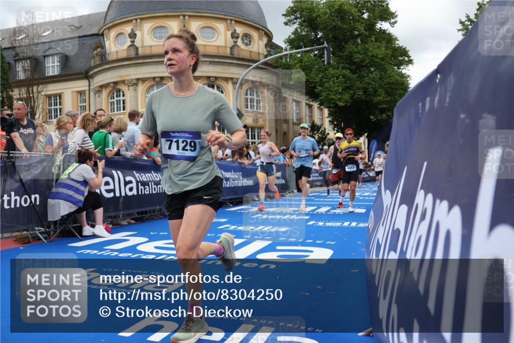 29.06.2025 - hella hamburg halbmarathon Strokosch-Dieckow http://msf.ph/oto/8304250 29.06.2025 10:54:29 Ziel 1442, 2474, 3426, 3794, 4635, 4868, 5259, 6511, 7129, 8772, 8798, 9012, 10040, 10368, 10376, 11009, 11797, 11799, 12321, 12362, 12607, 15146, 16327, 19067 meine-sportfotos.de