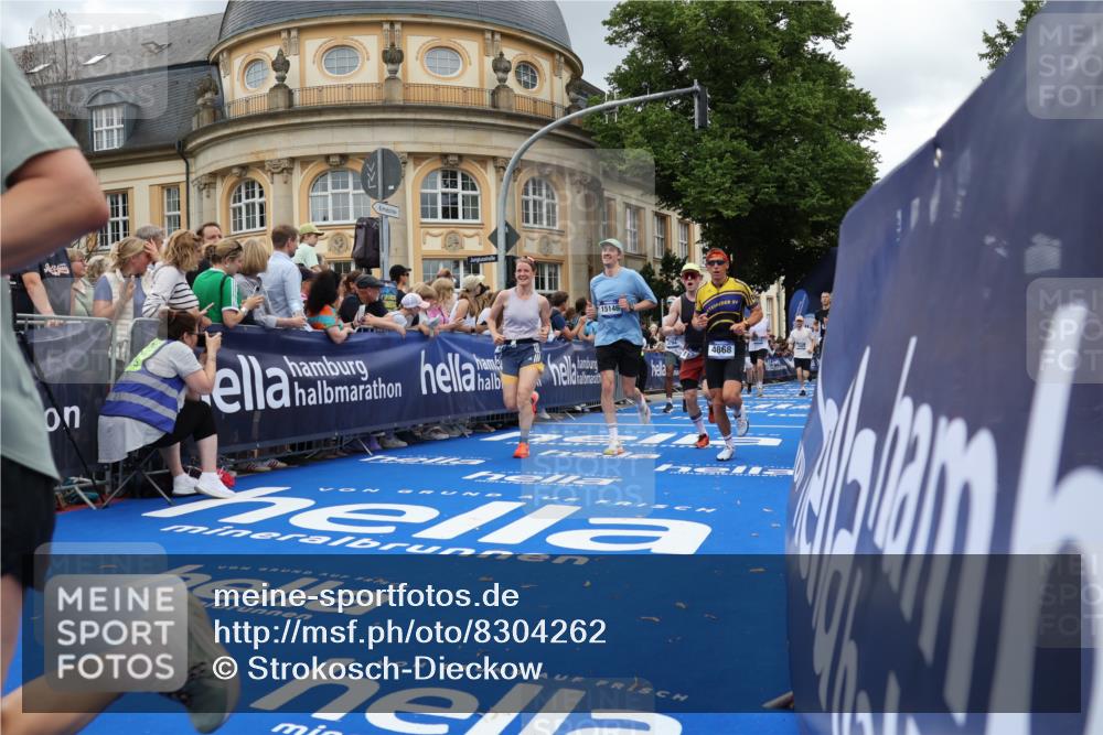 29.06.2025 - hella hamburg halbmarathon Strokosch-Dieckow http://msf.ph/oto/8304262 29.06.2025 10:54:30 Ziel 2474, 3426, 3794, 4635, 4868, 5259, 7129, 8798, 9012, 10040, 10368, 10376, 11009, 11797, 11799, 12321, 12362, 12607, 15146, 16327, 19067 meine-sportfotos.de