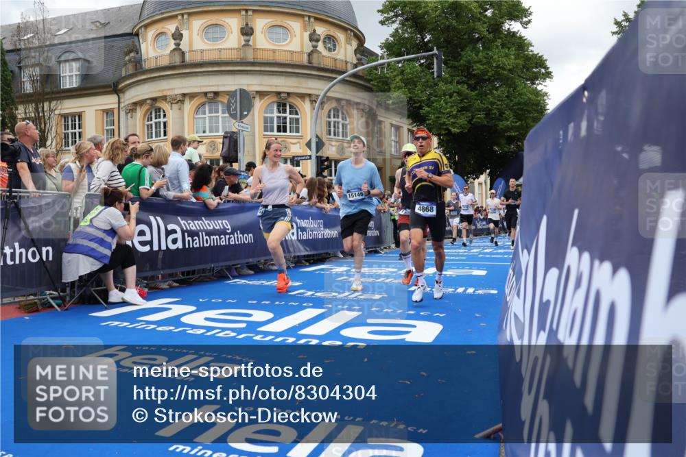 29.06.2025 - hella hamburg halbmarathon Strokosch-Dieckow http://msf.ph/oto/8304304 29.06.2025 10:54:30 Ziel 2474, 3426, 3794, 4635, 4868, 5259, 7129, 8798, 9012, 10040, 10368, 10376, 11009, 11797, 11799, 12321, 12362, 12607, 15146, 16327, 19067 meine-sportfotos.de