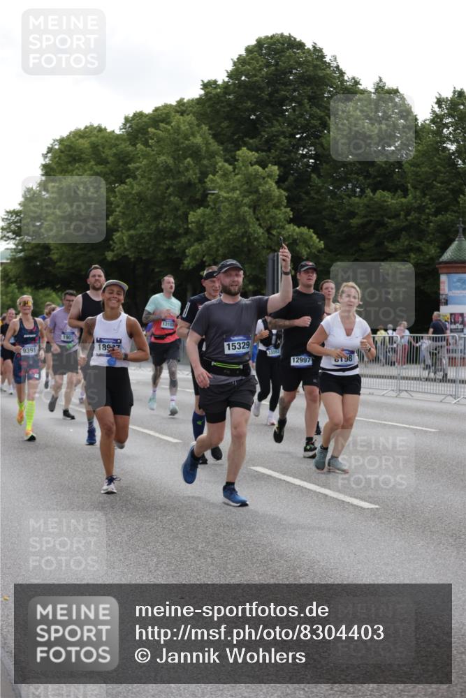 29.06.2025 - hella hamburg halbmarathon Jannik Wohlers http://msf.ph/oto/8304403 29.06.2025 10:37:38 Lombardsbrücke 1196, 1394, 1578, 1799, 1901, 1966, 1985, 2786, 3246, 3880, 4414, 4921, 5139, 5713, 6199, 6362, 6697, 7118, 7165, 7244, 7552, 7629, 7696, 7914, 8198, 8199, 8539, 8615, 8696, 8985, 9350, 9391, 10025, 10836, 11087, 11152, 11164, 11421, 11456, 11457, 11479, 11543, 12573, 12892, 12997, 13103, 13442, 14018, 14163, 15002, 15329, 15355, 15418, 15511, 15562, 15762, 16211, 16220, 16360, 16658, 16876, 17053, 17389, 18572, 18592, 18937 meine-sportfotos.de