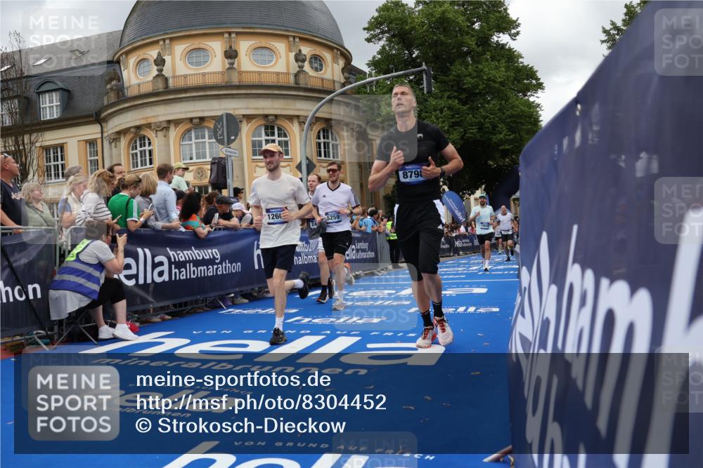 29.06.2025 - hella hamburg halbmarathon Strokosch-Dieckow http://msf.ph/oto/8304452 29.06.2025 10:54:34 Ziel 1125, 1496, 2474, 3310, 3794, 4868, 5259, 7478, 8798, 9012, 10040, 10368, 10376, 11797, 11799, 12489, 12607, 15146, 15389, 15584, 17765, 19000 meine-sportfotos.de