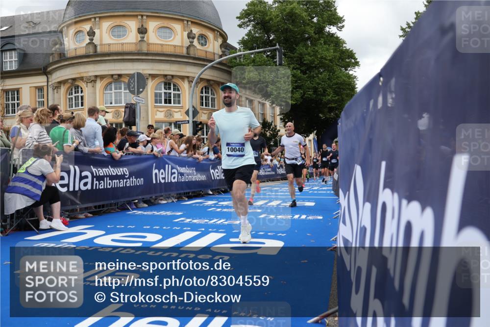 29.06.2025 - hella hamburg halbmarathon Strokosch-Dieckow http://msf.ph/oto/8304559 29.06.2025 10:54:37 Ziel 1125, 1496, 2474, 2561, 3310, 5259, 6587, 7478, 8449, 8798, 9012, 9227, 10040, 10368, 10376, 12489, 12607, 13147, 14239, 15389, 15408, 15584, 17231, 17765, 19000 meine-sportfotos.de