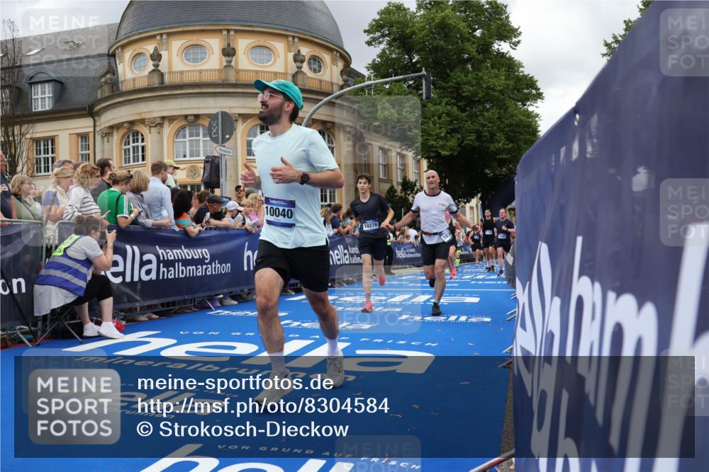 29.06.2025 - hella hamburg halbmarathon Strokosch-Dieckow http://msf.ph/oto/8304584 29.06.2025 10:54:37 Ziel 1125, 1496, 2474, 2561, 3310, 5259, 6587, 7478, 8449, 8798, 9012, 9227, 10040, 10368, 10376, 12489, 12607, 13147, 14239, 15389, 15408, 15584, 17231, 17765, 19000 meine-sportfotos.de