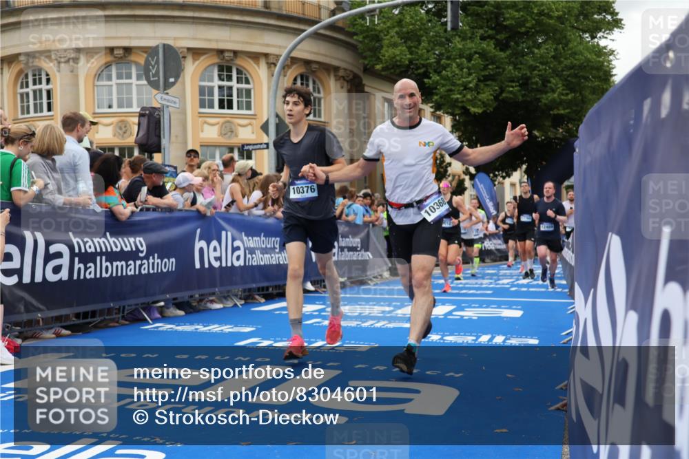 29.06.2025 - hella hamburg halbmarathon Strokosch-Dieckow http://msf.ph/oto/8304601 29.06.2025 10:54:38 Ziel 1125, 1496, 2474, 2561, 3310, 5259, 6587, 7478, 8449, 8798, 9012, 9227, 10040, 10368, 10376, 12186, 12489, 12607, 13147, 14239, 15389, 15408, 15584, 17231, 17765, 19000 meine-sportfotos.de