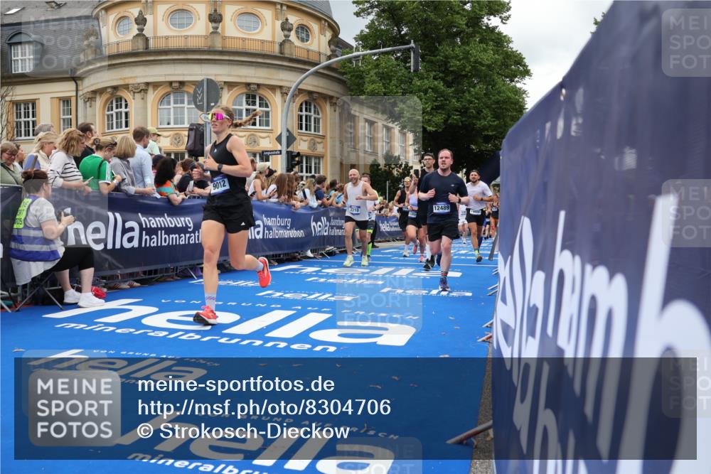 29.06.2025 - hella hamburg halbmarathon Strokosch-Dieckow http://msf.ph/oto/8304706 29.06.2025 10:54:40 Ziel 1125, 1496, 2029, 2561, 3310, 4231, 5259, 6587, 7478, 8449, 9012, 9227, 10040, 10044, 10368, 10376, 12186, 12489, 13147, 14239, 15389, 15408, 15584, 17231, 17765, 19000 meine-sportfotos.de