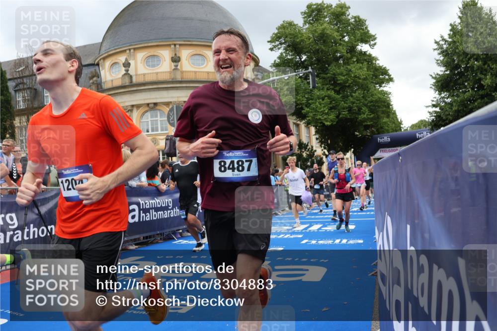 29.06.2025 - hella hamburg halbmarathon Strokosch-Dieckow http://msf.ph/oto/8304883 29.06.2025 10:55:25 Ziel 1130, 2252, 2771, 4189, 4951, 5287, 5319, 5643, 6591, 6938, 8487, 11184, 11554, 12526, 12544, 12584, 13234, 13236, 13267, 13470, 14036, 14592, 16213, 16334, 16609, 16985, 17603, 17940, 18290, 18380, 18531 meine-sportfotos.de