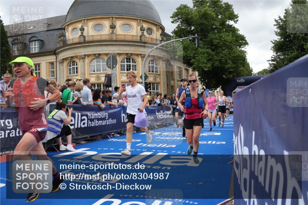 29.06.2025 - hella hamburg halbmarathon Strokosch-Dieckow http://msf.ph/oto/8304987 29.06.2025 10:55:26 Ziel 1130, 2252, 2771, 4189, 4951, 5287, 5319, 6591, 6938, 8487, 8573, 11554, 12526, 12544, 12584, 13234, 13236, 13267, 14036, 14592, 16213, 16334, 16609, 16985, 17603, 17940, 18290 meine-sportfotos.de