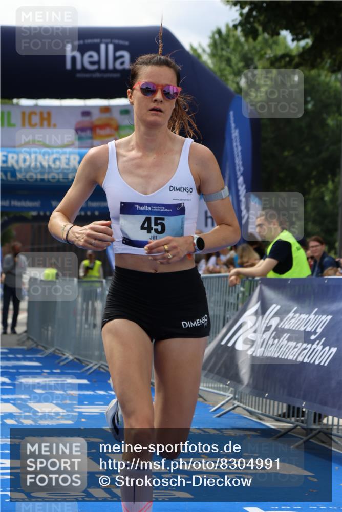 29.06.2025 - hella hamburg halbmarathon Strokosch-Dieckow http://msf.ph/oto/8304991 29.06.2025 10:15:46 Ziel 45 meine-sportfotos.de