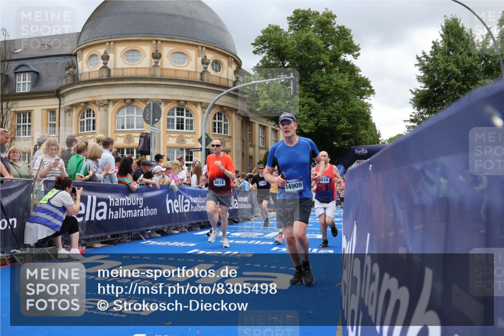 29.06.2025 - hella hamburg halbmarathon Strokosch-Dieckow http://msf.ph/oto/8305498 29.06.2025 10:55:43 Ziel 1120, 1143, 1179, 1834, 2955, 2982, 3256, 4897, 5021, 6569, 6924, 7221, 8255, 8618, 10212, 11039, 12483, 12515, 12858, 13474, 14365, 14909, 15896, 16401, 16434, 16786, 18064, 18125, 18190, 18867, 19047 meine-sportfotos.de