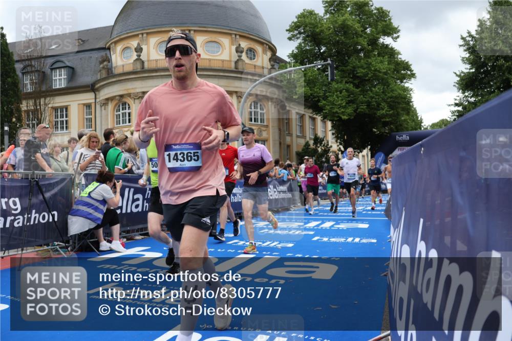 29.06.2025 - hella hamburg halbmarathon Strokosch-Dieckow http://msf.ph/oto/8305777 29.06.2025 10:55:47 Ziel 1143, 1179, 1834, 2612, 3256, 3668, 4772, 5021, 6569, 6924, 7221, 7976, 8255, 8618, 8968, 9246, 10212, 12483, 12858, 13474, 14365, 14909, 16401, 16434, 16786, 18125, 18190, 18867, 19047 meine-sportfotos.de