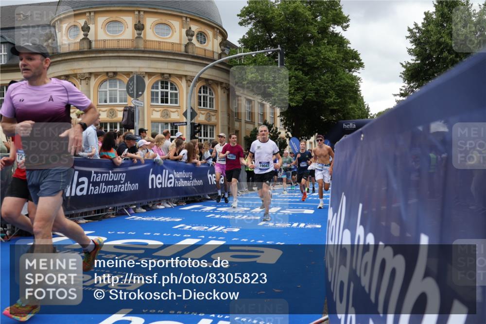 29.06.2025 - hella hamburg halbmarathon Strokosch-Dieckow http://msf.ph/oto/8305823 29.06.2025 10:55:48 Ziel 1179, 1834, 2612, 3256, 3668, 4772, 5021, 6569, 6924, 7147, 7221, 7976, 8255, 8968, 9246, 10084, 10212, 12483, 12858, 13474, 14365, 15884, 16401, 16434, 16786, 18125, 18190, 18867, 19047 meine-sportfotos.de