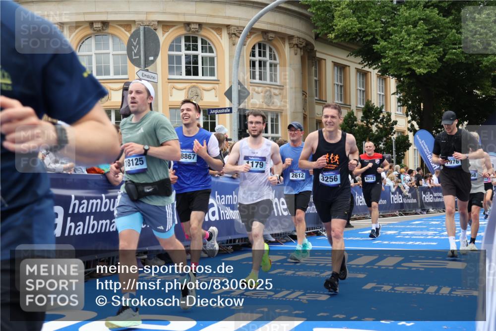 29.06.2025 - hella hamburg halbmarathon Strokosch-Dieckow http://msf.ph/oto/8306025 29.06.2025 10:55:52 Ziel 1179, 2612, 3256, 3668, 4772, 6569, 7147, 7221, 7976, 8968, 9246, 10084, 12858, 13474, 14867, 15184, 15868, 15884, 16176, 16401, 16434, 16786, 18125, 18867, 19047 meine-sportfotos.de