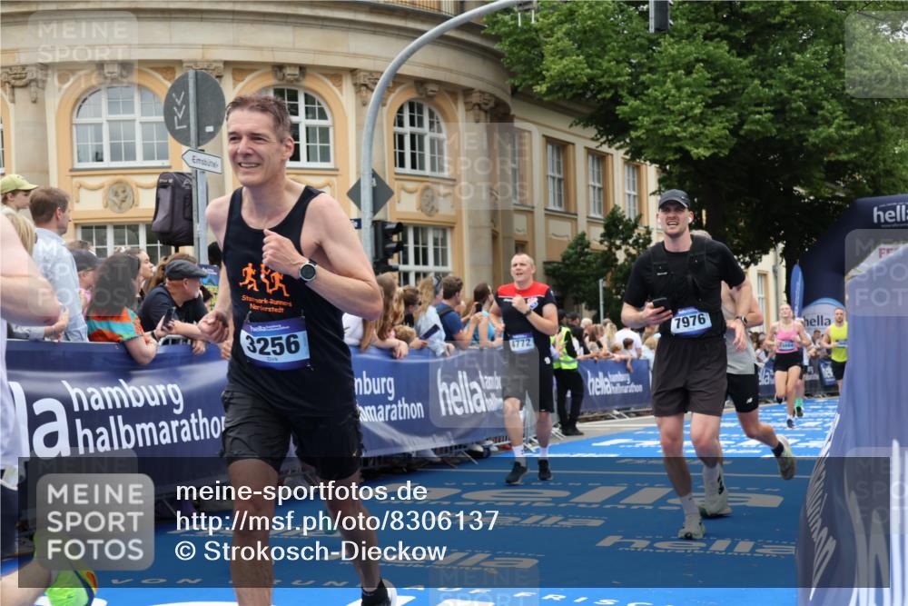 29.06.2025 - hella hamburg halbmarathon Strokosch-Dieckow http://msf.ph/oto/8306137 29.06.2025 10:55:53 Ziel 1179, 2612, 3256, 3668, 4772, 6569, 7147, 7976, 8968, 9246, 10084, 12858, 13474, 14867, 15184, 15868, 15884, 16176, 16401, 16434, 16786, 18125, 18867, 19047 meine-sportfotos.de
