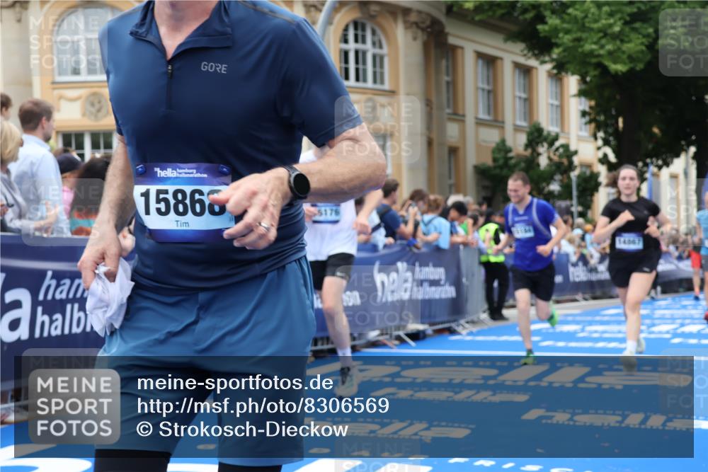 29.06.2025 - hella hamburg halbmarathon Strokosch-Dieckow http://msf.ph/oto/8306569 29.06.2025 10:56:00 Ziel 1180, 3042, 3058, 4594, 4813, 5570, 7147, 7594, 8968, 9246, 10084, 12545, 14867, 15184, 15868, 15884, 16176, 17640, 17642, 18212 meine-sportfotos.de