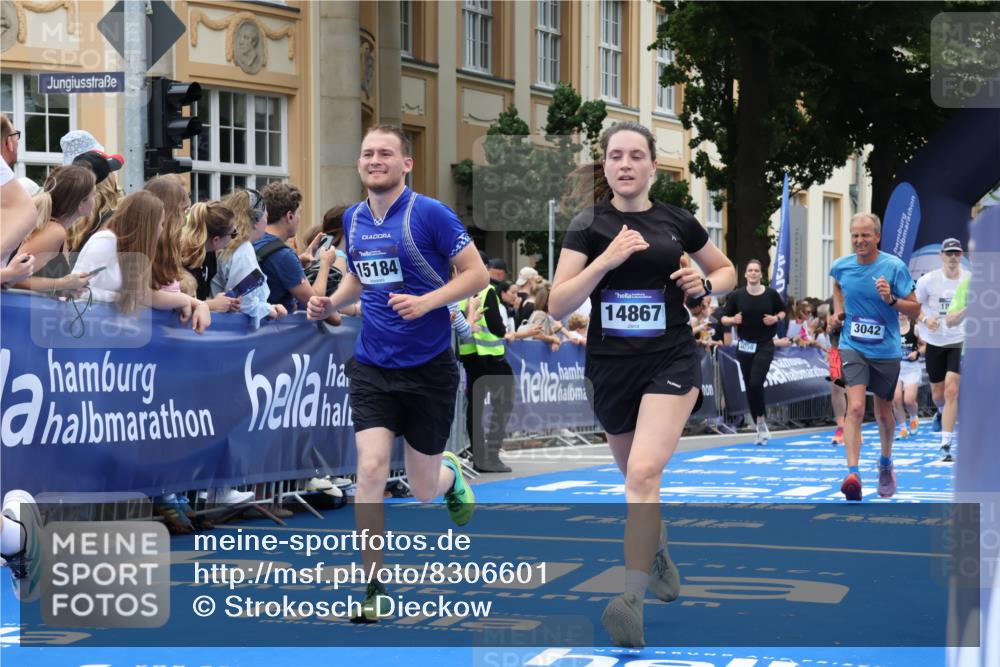 29.06.2025 - hella hamburg halbmarathon Strokosch-Dieckow http://msf.ph/oto/8306601 29.06.2025 10:56:00 Ziel 1180, 3042, 3058, 4594, 4813, 5570, 7147, 7594, 8968, 9246, 10084, 12545, 14867, 15184, 15868, 15884, 16176, 17640, 17642, 18212 meine-sportfotos.de