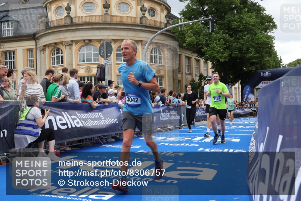 29.06.2025 - hella hamburg halbmarathon Strokosch-Dieckow http://msf.ph/oto/8306757 29.06.2025 10:56:04 Ziel 1180, 3042, 3058, 4594, 4813, 5492, 5570, 7594, 8330, 8639, 9907, 12545, 14363, 14867, 15184, 15868, 16176, 17640, 17642, 18212 meine-sportfotos.de