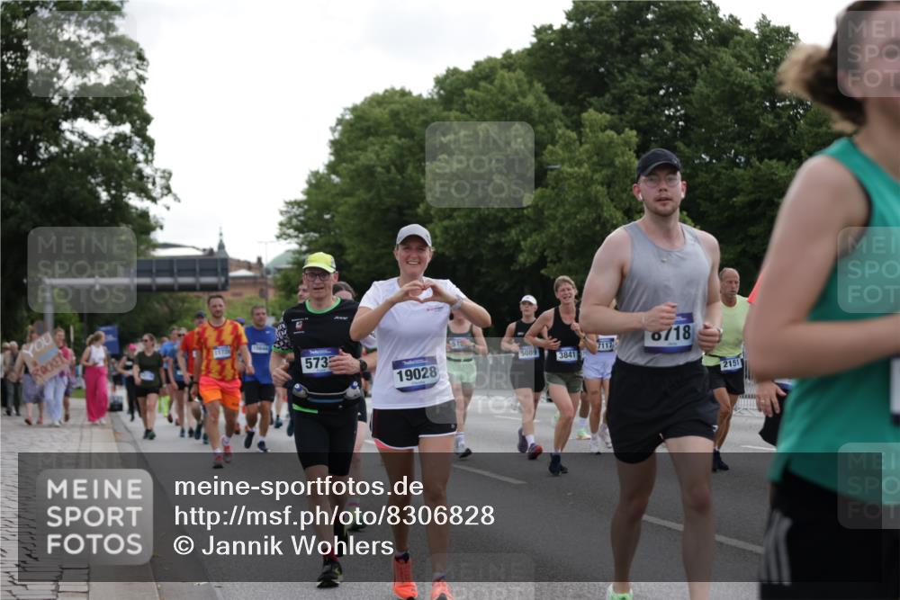 29.06.2025 - hella hamburg halbmarathon Jannik Wohlers http://msf.ph/oto/8306828 29.06.2025 10:38:00 Lombardsbrücke 1457, 1596, 1721, 1742, 1791, 2113, 2151, 2498, 3010, 3094, 3095, 3242, 3286, 3338, 3635, 3636, 3716, 3777, 3841, 4139, 4155, 4159, 4883, 5085, 5089, 5155, 5300, 5617, 5684, 5735, 6200, 6751, 6930, 7117, 7371, 7561, 7692, 7868, 8635, 8718, 9424, 9699, 10584, 11728, 11812, 12116, 12675, 12677, 13000, 13200, 13823, 13833, 14016, 14096, 14406, 15101, 15417, 15644, 16061, 16174, 16214, 16465, 16708, 16942, 17091, 17478, 18709 meine-sportfotos.de