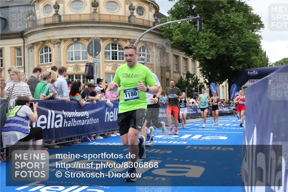 29.06.2025 - hella hamburg halbmarathon Strokosch-Dieckow http://msf.ph/oto/8306868 29.06.2025 10:56:05 Ziel 1180, 3042, 3058, 4594, 4813, 5492, 5570, 7594, 8330, 8639, 9907, 12545, 14363, 14867, 15184, 15484, 16113, 16176, 16634, 17640, 17642, 18212 meine-sportfotos.de
