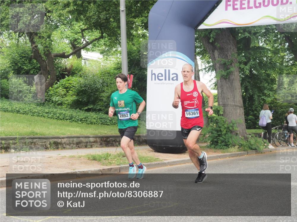 29.06.2025 - hella hamburg halbmarathon KatJ http://msf.ph/oto/8306887 29.06.2025 10:14:40 Zwischen KM18-KM19 2892, 7142, 7855 meine-sportfotos.de