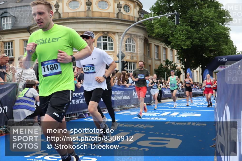 29.06.2025 - hella hamburg halbmarathon Strokosch-Dieckow http://msf.ph/oto/8306912 29.06.2025 10:56:06 Ziel 1180, 3042, 3058, 4594, 4813, 5492, 5570, 7594, 8330, 8639, 9907, 12545, 14363, 15484, 16113, 16176, 16634, 17468, 17640, 17642, 18212 meine-sportfotos.de