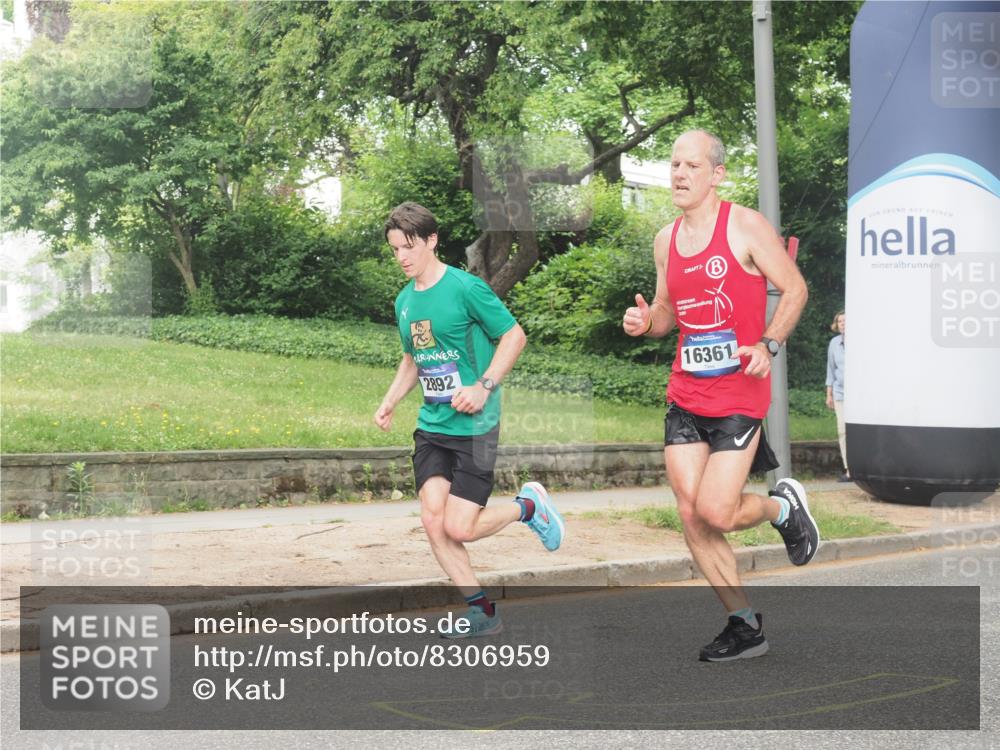 29.06.2025 - hella hamburg halbmarathon KatJ http://msf.ph/oto/8306959 29.06.2025 10:14:40 Zwischen KM18-KM19 2892, 7142, 7855 meine-sportfotos.de