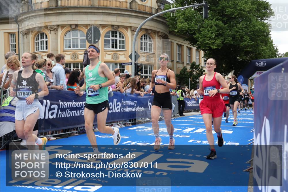 29.06.2025 - hella hamburg halbmarathon Strokosch-Dieckow http://msf.ph/oto/8307011 29.06.2025 10:56:08 Ziel 1180, 1193, 3042, 3058, 4594, 4813, 5465, 5492, 5570, 7594, 8330, 8639, 9903, 9907, 10789, 12348, 12545, 14363, 15484, 16113, 16634, 17468, 17640, 17642, 18212, 19152 meine-sportfotos.de