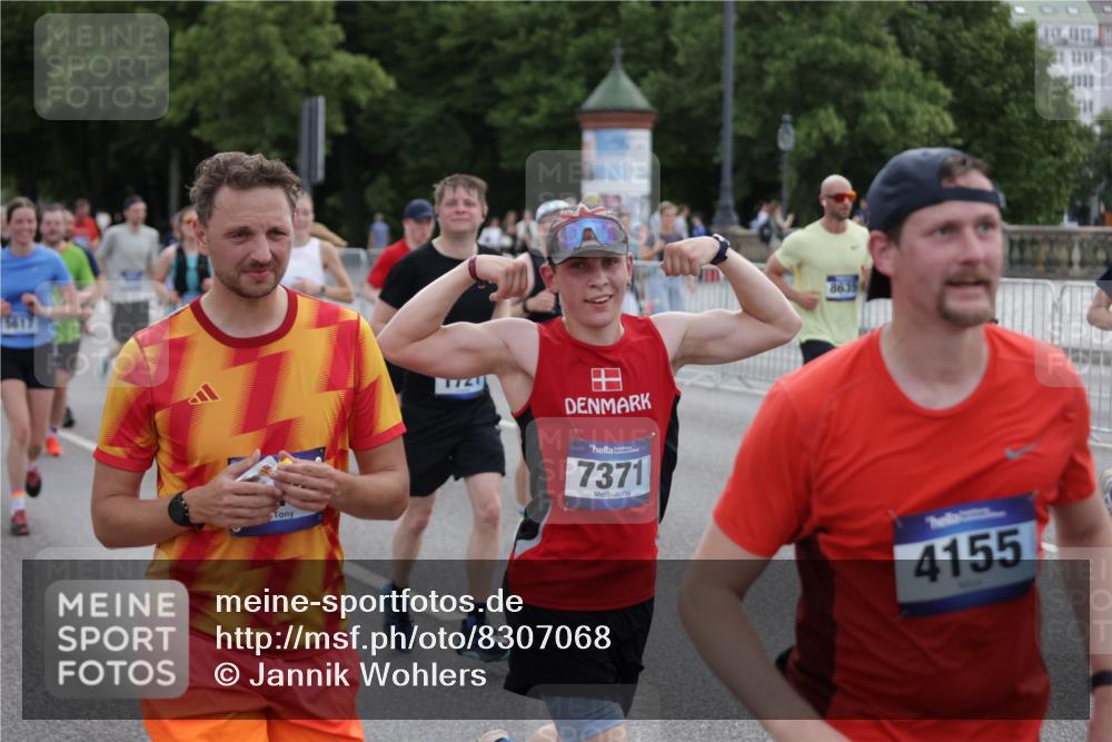 29.06.2025 - hella hamburg halbmarathon Jannik Wohlers http://msf.ph/oto/8307068 29.06.2025 10:38:08 Lombardsbrücke 1721, 1791, 2113, 2151, 2576, 2660, 3010, 3094, 3095, 3216, 3286, 3323, 3635, 3636, 3726, 3777, 3841, 4028, 4139, 4155, 4159, 4259, 4260, 4316, 4883, 5085, 5089, 5155, 5617, 5684, 5735, 5913, 6695, 6696, 6875, 7117, 7148, 7371, 7561, 7692, 8635, 8718, 9004, 9424, 9699, 11635, 11697, 11728, 12075, 12116, 12577, 12677, 13000, 13200, 13823, 14096, 15101, 15644, 16174, 16214, 16708, 17091, 17250, 17333, 17478, 18471, 18709 meine-sportfotos.de