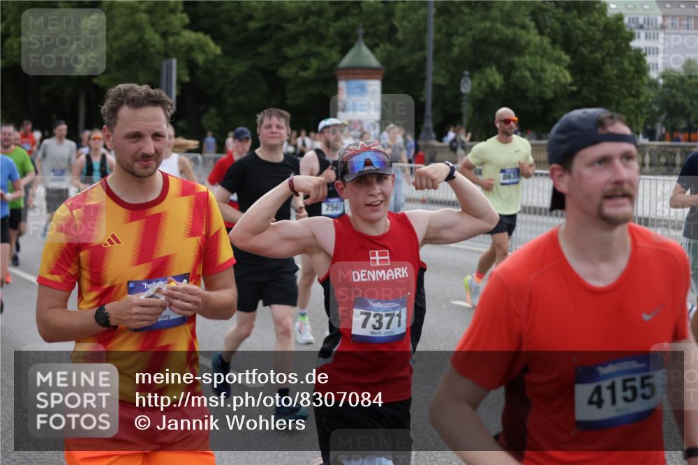29.06.2025 - hella hamburg halbmarathon Jannik Wohlers http://msf.ph/oto/8307084 29.06.2025 10:38:08 Lombardsbrücke 1721, 1791, 2113, 2151, 2576, 2660, 3010, 3094, 3095, 3216, 3286, 3323, 3635, 3636, 3726, 3777, 3841, 4028, 4139, 4155, 4159, 4259, 4260, 4316, 4883, 5085, 5089, 5155, 5617, 5684, 5735, 5913, 6695, 6696, 6875, 7117, 7148, 7371, 7561, 7692, 8635, 8718, 9004, 9424, 9699, 11635, 11697, 11728, 12075, 12116, 12577, 12677, 13000, 13200, 13823, 14096, 15101, 15644, 16174, 16214, 16708, 17091, 17250, 17333, 17478, 18471, 18709 meine-sportfotos.de