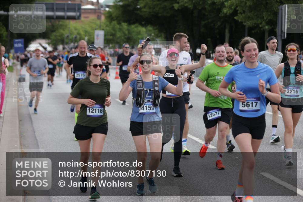 29.06.2025 - hella hamburg halbmarathon Jannik Wohlers http://msf.ph/oto/8307130 29.06.2025 10:38:10 Lombardsbrücke 56, 1721, 2151, 2576, 2660, 3094, 3095, 3216, 3286, 3323, 3726, 3777, 3841, 4028, 4139, 4155, 4159, 4259, 4260, 4316, 4883, 5085, 5089, 5155, 5617, 5684, 5735, 5913, 6695, 6696, 6875, 7117, 7148, 7371, 7561, 7692, 7849, 8583, 8635, 8718, 9004, 9424, 9699, 11635, 11697, 11728, 12075, 12116, 12577, 13000, 13200, 13823, 14096, 15644, 15755, 16174, 16214, 16708, 17091, 17250, 17333, 17478, 18471, 18709 meine-sportfotos.de