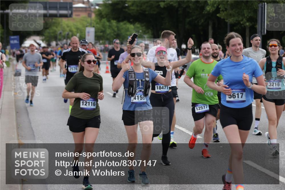 29.06.2025 - hella hamburg halbmarathon Jannik Wohlers http://msf.ph/oto/8307147 29.06.2025 10:38:10 Lombardsbrücke 56, 1721, 2151, 2576, 2660, 3094, 3095, 3216, 3286, 3323, 3726, 3777, 3841, 4028, 4139, 4155, 4159, 4259, 4260, 4316, 4883, 5085, 5089, 5155, 5617, 5684, 5735, 5913, 6695, 6696, 6875, 7117, 7148, 7371, 7561, 7692, 7849, 8583, 8635, 8718, 9004, 9424, 9699, 11635, 11697, 11728, 12075, 12116, 12577, 13000, 13200, 13823, 14096, 15644, 15755, 16174, 16214, 16708, 17091, 17250, 17333, 17478, 18471, 18709 meine-sportfotos.de