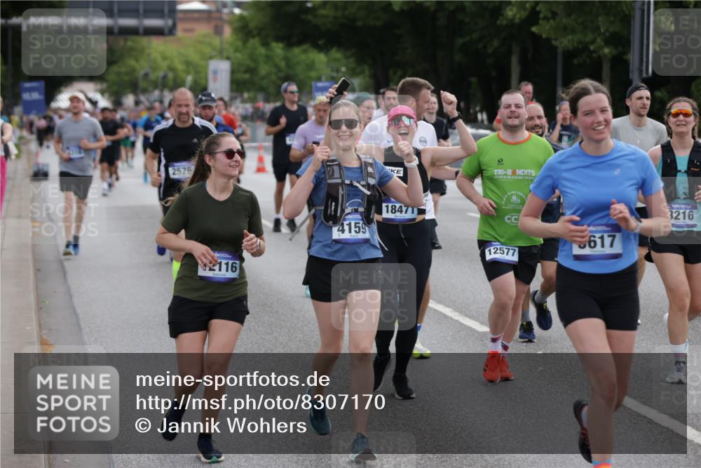 29.06.2025 - hella hamburg halbmarathon Jannik Wohlers http://msf.ph/oto/8307170 29.06.2025 10:38:10 Lombardsbrücke 56, 1721, 2151, 2576, 2660, 3094, 3095, 3216, 3286, 3323, 3726, 3777, 3841, 4028, 4139, 4155, 4159, 4259, 4260, 4316, 4883, 5085, 5089, 5155, 5617, 5684, 5735, 5913, 6695, 6696, 6875, 7117, 7148, 7371, 7561, 7692, 7849, 8583, 8635, 8718, 9004, 9424, 9699, 11635, 11697, 11728, 12075, 12116, 12577, 13000, 13200, 13823, 14096, 15644, 15755, 16174, 16214, 16708, 17091, 17250, 17333, 17478, 18471, 18709 meine-sportfotos.de