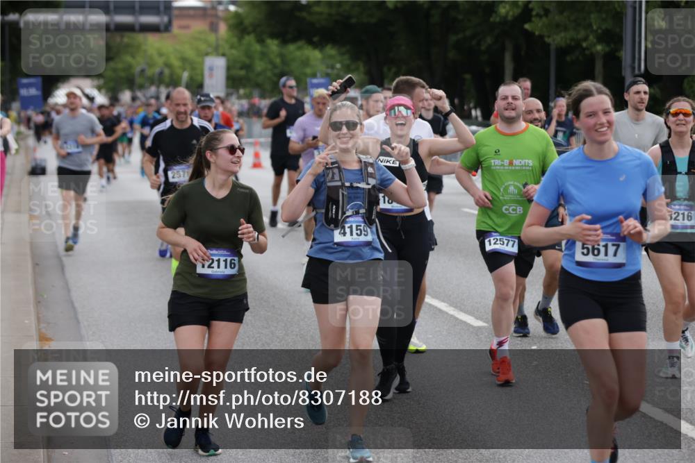 29.06.2025 - hella hamburg halbmarathon Jannik Wohlers http://msf.ph/oto/8307188 29.06.2025 10:38:10 Lombardsbrücke 56, 1721, 2151, 2576, 2660, 3094, 3095, 3216, 3286, 3323, 3726, 3777, 3841, 4028, 4139, 4155, 4159, 4259, 4260, 4316, 4883, 5085, 5089, 5155, 5617, 5684, 5735, 5913, 6695, 6696, 6875, 7117, 7148, 7371, 7561, 7692, 7849, 8583, 8635, 8718, 9004, 9424, 9699, 11635, 11697, 11728, 12075, 12116, 12577, 13000, 13200, 13823, 14096, 15644, 15755, 16174, 16214, 16708, 17091, 17250, 17333, 17478, 18471, 18709 meine-sportfotos.de