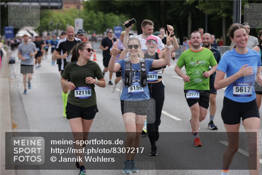 29.06.2025 - hella hamburg halbmarathon Jannik Wohlers http://msf.ph/oto/8307217 29.06.2025 10:38:10 Lombardsbrücke 56, 1721, 2151, 2576, 2660, 3094, 3095, 3216, 3286, 3323, 3726, 3777, 3841, 4028, 4139, 4155, 4159, 4259, 4260, 4316, 4883, 5085, 5089, 5155, 5617, 5684, 5735, 5913, 6695, 6696, 6875, 7117, 7148, 7371, 7561, 7692, 7849, 8583, 8635, 8718, 9004, 9424, 9699, 11635, 11697, 11728, 12075, 12116, 12577, 13000, 13200, 13823, 14096, 15644, 15755, 16174, 16214, 16708, 17091, 17250, 17333, 17478, 18471, 18709 meine-sportfotos.de