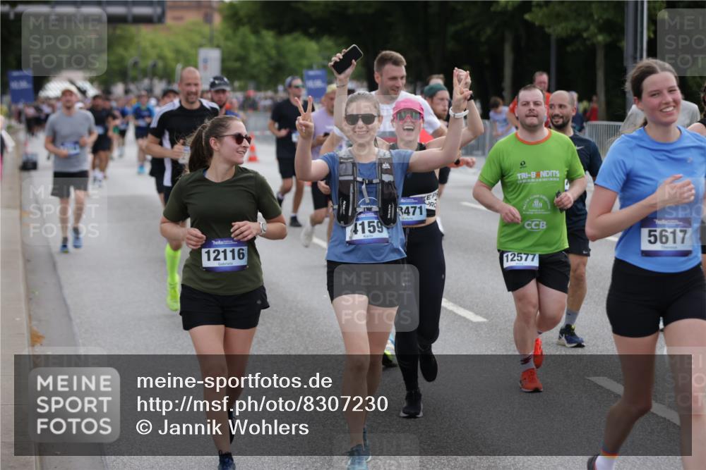 29.06.2025 - hella hamburg halbmarathon Jannik Wohlers http://msf.ph/oto/8307230 29.06.2025 10:38:10 Lombardsbrücke 56, 1721, 2151, 2576, 2660, 3094, 3095, 3216, 3286, 3323, 3726, 3777, 3841, 4028, 4139, 4155, 4159, 4259, 4260, 4316, 4883, 5085, 5089, 5155, 5617, 5684, 5735, 5913, 6695, 6696, 6875, 7117, 7148, 7371, 7561, 7692, 7849, 8583, 8635, 8718, 9004, 9424, 9699, 11635, 11697, 11728, 12075, 12116, 12577, 13000, 13200, 13823, 14096, 15644, 15755, 16174, 16214, 16708, 17091, 17250, 17333, 17478, 18471, 18709 meine-sportfotos.de