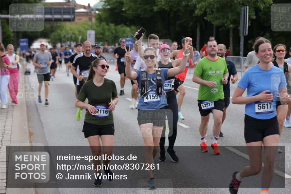 29.06.2025 - hella hamburg halbmarathon Jannik Wohlers http://msf.ph/oto/8307261 29.06.2025 10:38:10 Lombardsbrücke 56, 1721, 2151, 2576, 2660, 3094, 3095, 3216, 3286, 3323, 3726, 3777, 3841, 4028, 4139, 4155, 4159, 4259, 4260, 4316, 4883, 5085, 5089, 5155, 5617, 5684, 5735, 5913, 6695, 6696, 6875, 7117, 7148, 7371, 7561, 7692, 7849, 8583, 8635, 8718, 9004, 9424, 9699, 11635, 11697, 11728, 12075, 12116, 12577, 13000, 13200, 13823, 14096, 15644, 15755, 16174, 16214, 16708, 17091, 17250, 17333, 17478, 18471, 18709 meine-sportfotos.de