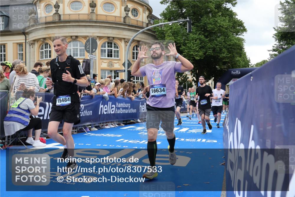 29.06.2025 - hella hamburg halbmarathon Strokosch-Dieckow http://msf.ph/oto/8307533 29.06.2025 10:56:15 Ziel 1193, 4029, 5465, 5492, 5672, 7547, 8330, 8639, 9903, 9907, 10789, 11231, 11309, 12348, 14363, 15300, 15484, 16113, 16375, 16634, 17468, 18117, 18495, 18652, 18741, 19152 meine-sportfotos.de