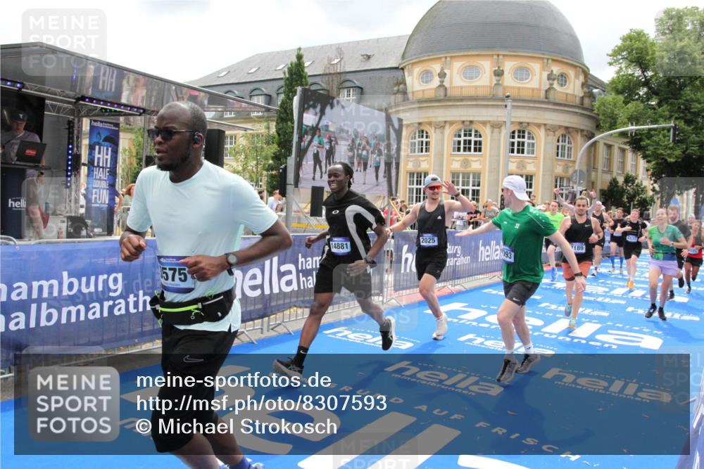 29.06.2025 - hella hamburg halbmarathon Michael Strokosch http://msf.ph/oto/8307593 29.06.2025 10:58:02 Ziel 1200, 2025, 3093, 3141, 3575, 4579, 6531, 7138, 7159, 7189, 8089, 10036, 11394, 11832, 12378, 12773, 13465, 14881, 15090, 15349, 15527, 18762 meine-sportfotos.de