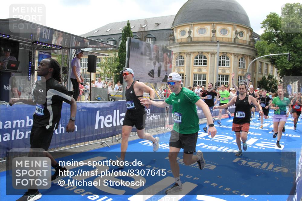 29.06.2025 - hella hamburg halbmarathon Michael Strokosch http://msf.ph/oto/8307645 29.06.2025 10:58:03 Ziel 1200, 2025, 3093, 3141, 3575, 4579, 6531, 6892, 7159, 7189, 8089, 10036, 11394, 11832, 12378, 12773, 13465, 14881, 15090, 15349, 15527, 18762 meine-sportfotos.de